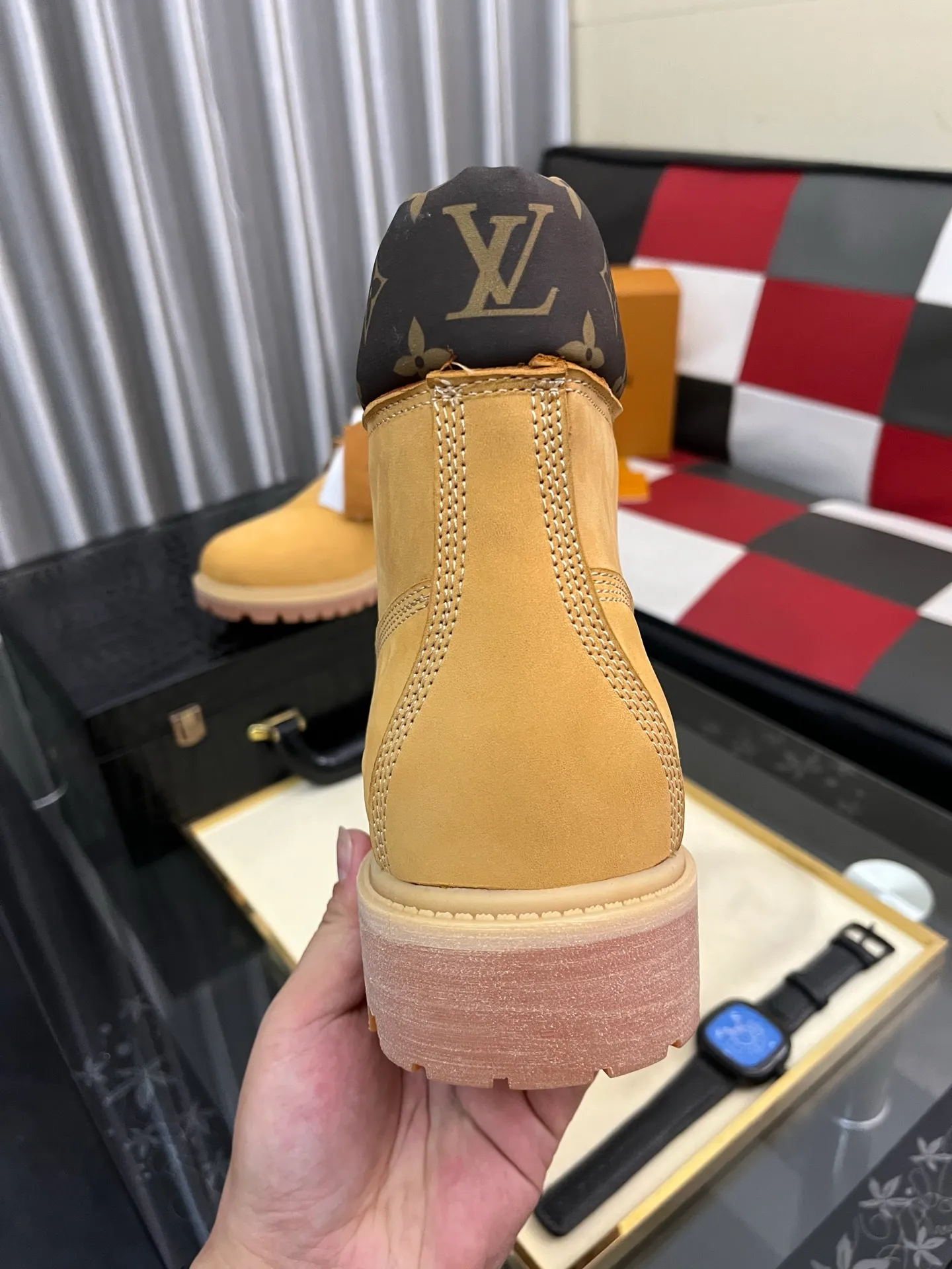 Ex-factory price: 458⌚️⌚️LV x Timberland Timberland joint model Presbyopia Embossed Rhubarb Boots Ankle Boots Short Boots LV x Timberland ankle boots are made of Monogram embossed waterproof nubuck cow leather, relying on the brand's exquisite craftsmanship to carefully reshape the classic Timberland 6-inch boot shape in Italy, with an eye-catching American workwear style. Created by Pharrell Williams 2025 autumn and winter menswear show. Monogram embossed tongue, original Timberland laces and outsole are exquisite details, and the leather label expresses the cooperation logo. Exquisite packaging at the delivery counter🛍📦 ▪️Material: Original customized imported first-layer cowhide ▪️Inner lining: Original customized leather lining/mesh lining ▪️Outsole: Original molded rubber material ▪️Sole thickness: 3.5CM ▪️Size: 38-44